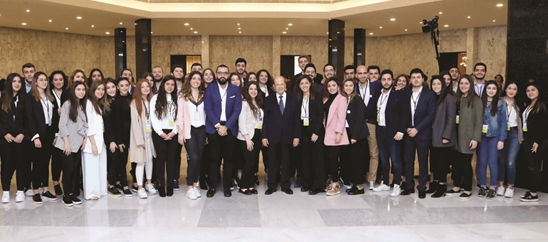 الرئيس العماد ميشال عون خلال لقائه في بعبدا طلابا من كلية الطب من الجامعة اليسوعية بمناسبة اليوم العالمي للصحة- (محمود الطويل)﻿