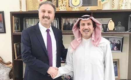 وزير الإعلام الفلسطيني أحمد عساف مستقبلا السفير الشيخ عزام الصباح ﻿