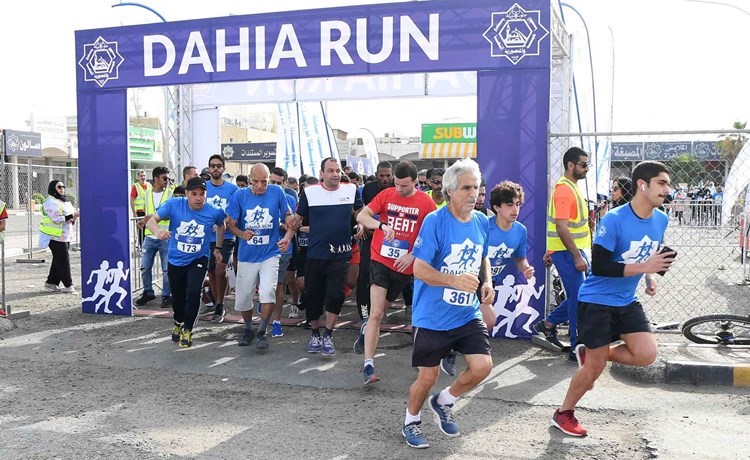 المتسابقون الرجال خلال نقطة الانطلاقة ﻿