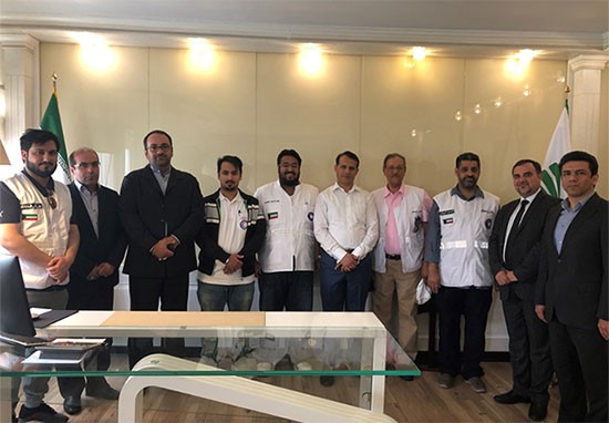 بعثة الهلال الأحمر الكويتي أثناء زيارتها لمصنع المواد الغذائية