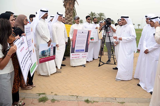 النائب عبدالله الكندري خلال حديثه للمهندسين المعتصمين