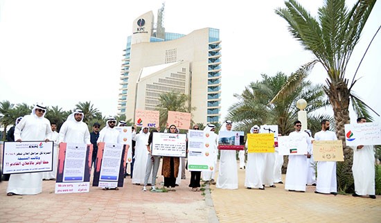 جانب من اعتصام مهندسي البترول للمطالبة بتعيينهم في القطاع النفطي 