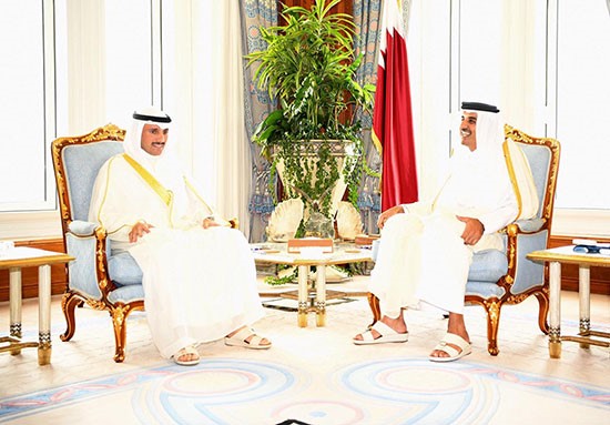 أمير قطر الشيخ تميم بن حمد آل ثاني مستقبلاً رئيس مجلس الأمة مرزوق الغانم