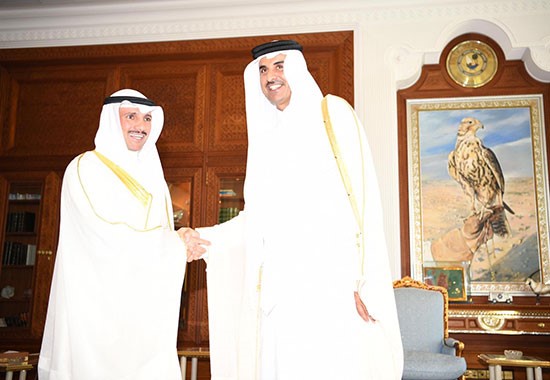 أمير قطر يستعرض مع الرئيس الغانم العلاقات التاريخية بين البلدين وسبل تعزيزها