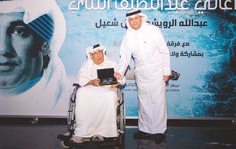 رئيس الشؤون المالية والإدارية في الديوان الأميري عبدالعزيز إسحق مكرما الشاعر عبداللطيف البناي﻿