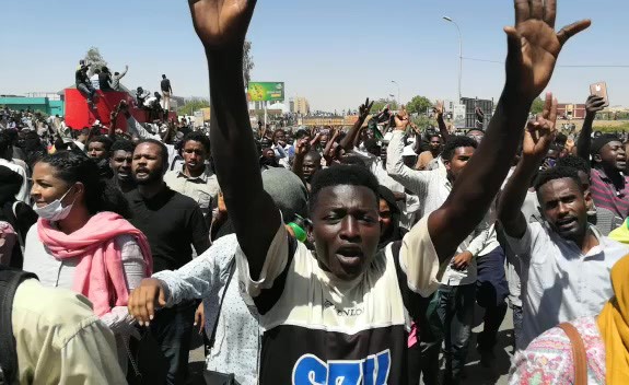 الجيش «يغازل» المحتجين ومصادر تتوقع لجوء البشير إلى «الخطة ب»