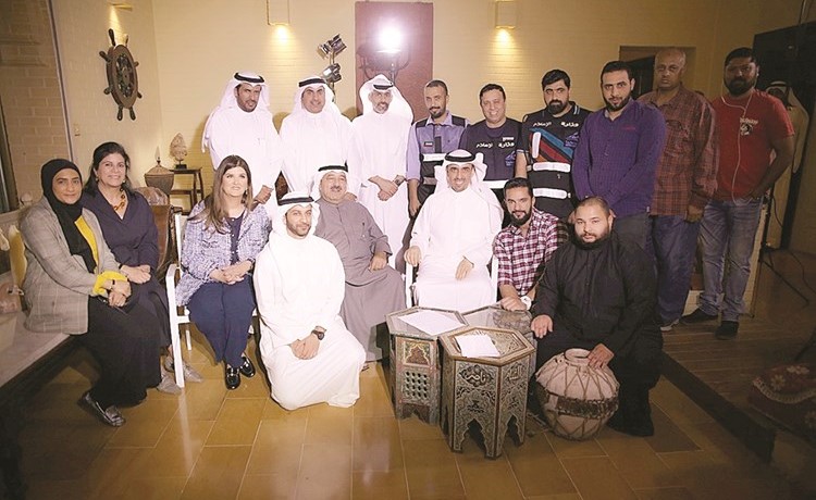 الشيخ ناصر صباح الأحمد متوسطا فريق عمل برنامج بالعربي مع غالب﻿