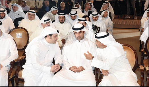 حديث مشترك بين الوزير فهد الشعلة والنائبين يوسف الفضالة وأحمد الفضل على هامش المؤتمر 		     (أحمد علي)