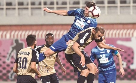 صراع هوائي بين لاعب برقان طلال الشمالي ومدافع الشباب فيليب ﻿