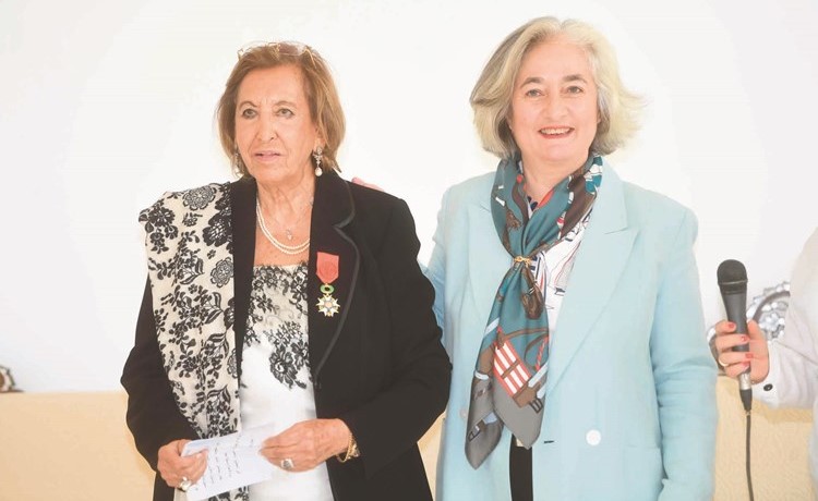 السفيرة الفرنسية ماري ماسدوبوي والسيدة لولوة القطامي بعد تقليدها وسام جوقة الشرف الفرنسي برتبة فارس ﻿