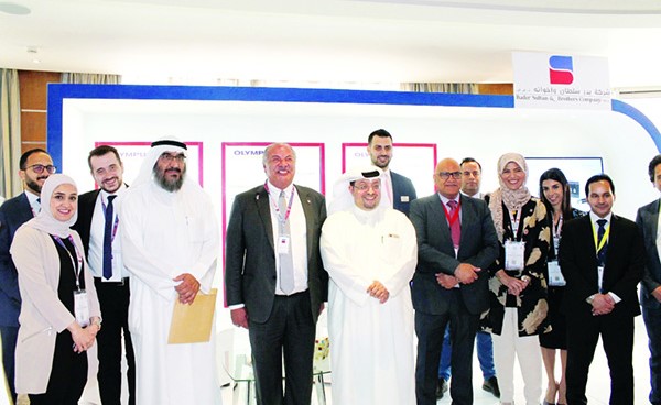 د.عادل الحنيان مع عدد من المشاركين في المؤتمر الرابع عشر للرابطة الكويتية لجراحة المسالك البولية