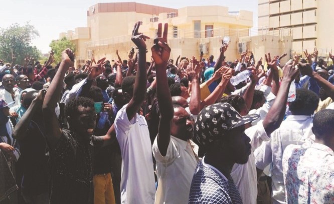 المتظاهرون امام مقر الجيش السوداني امس 	(أ.ف.پ)﻿