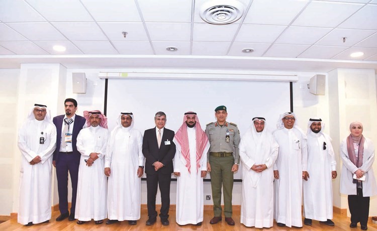 د.وائل حمادة مع المشاركين في الملتقى العلمي الثالث بمعهد التمريض ﻿﻿				(ريليش كومار)﻿