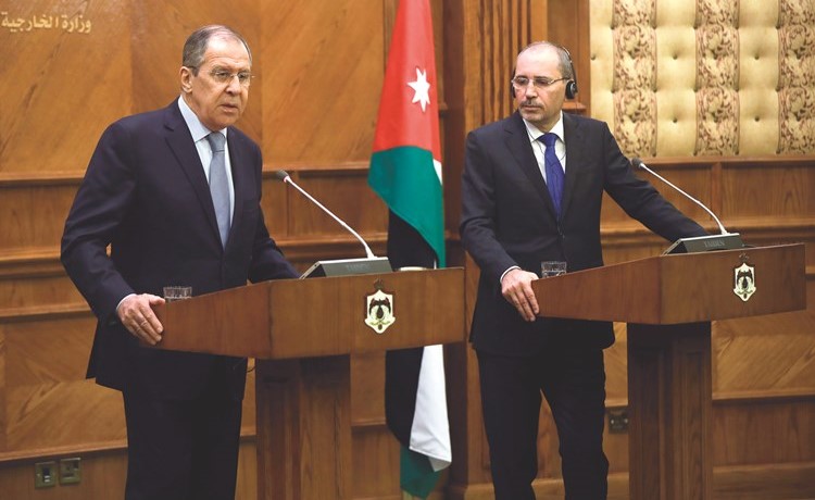 وزير الخارجية الروسي سيرغي لافروف ونظيره الاردني ايمن صفدي في مؤتمر صحافي بعمان -(رويترز)﻿