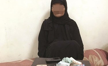صورة أرشيفية لمتسولة وأمامها مبالغ مادية كبيرة بعد التسول﻿