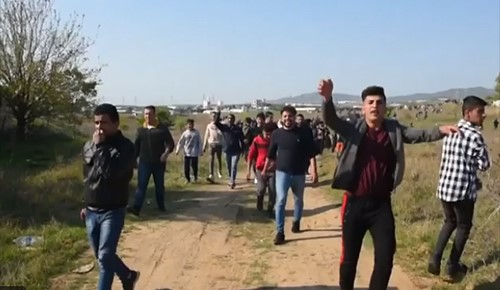 بالفيديو.. شرطة اليونان تشتبك مع مهاجرين حاولوا الوصول لطريق يؤدي إلى الحدود