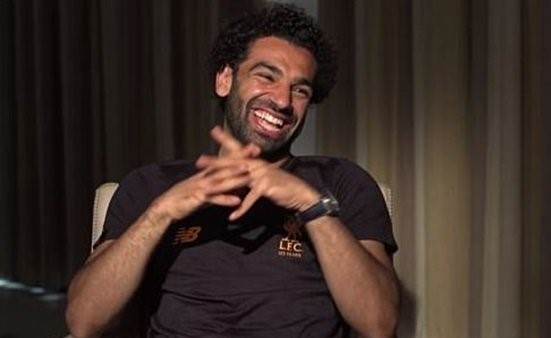 بالفيديو.. شبيه محمد صلاح بطل لقطة طريفة في أحد شوارع إنجلترا