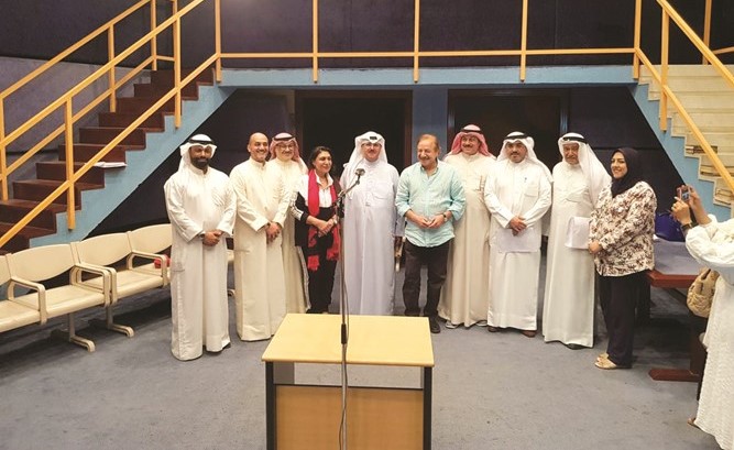 الشيخ فهد المبارك وسعد الفندي يتوسطان نجوم مسلسل عساكم من عواده﻿