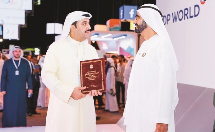 د.عيسى العميري يهدي لصاحب السمو الشيخ محمد بن راشد آل المكتوم نسخة من فارس التنمية والحضارة﻿