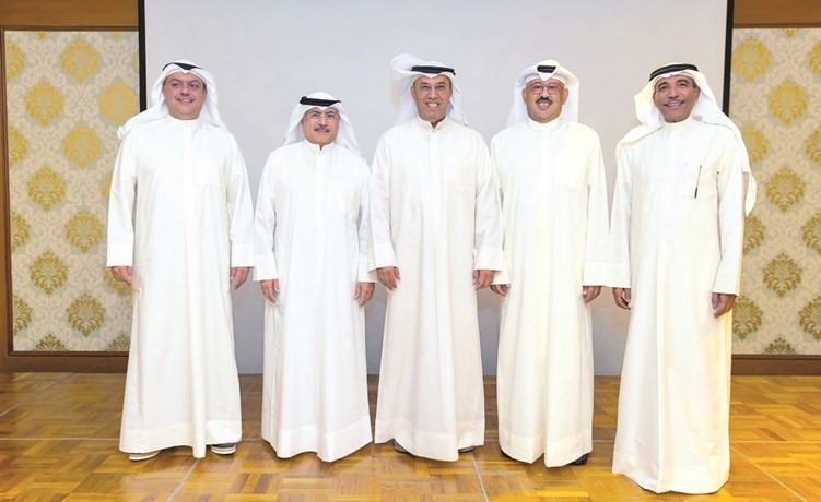 الخميس متوسطا العيسى والنصف خلال التكريم ﻿