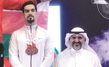 صلاح بهمن مع أحد رباعي الكويت متوجا بالذهب﻿