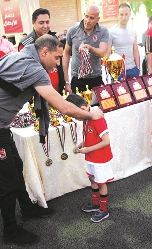 خالد بيبو خلال تكريم مواهب ولاعبي أكاديمية الأهلي بالكويت﻿