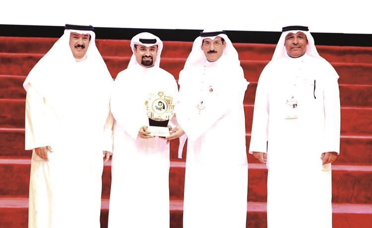 المضف والأستاد والمكيمي يكرمون زين على رعايتها﻿