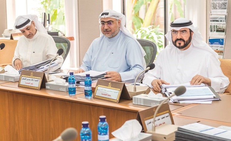 سعدون حماد وخالد الشطي ود.خليل عبدالله أثناء اجتماع لجنة الشؤون التشريعية والقانونية﻿