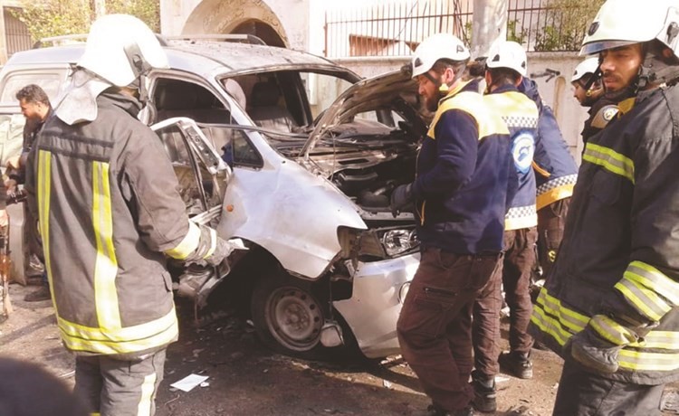 الدفاع المدني يعاين سيارة جراء انفجار عبوة ناسفة في ادلب امس-(انترنت)﻿