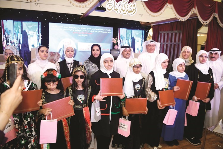 الشيخة د.سعاد الصباح ود.عبدالمحسن الحويلة وبيبي الصايغ مع عدد طالبات مدرسة النور﻿
