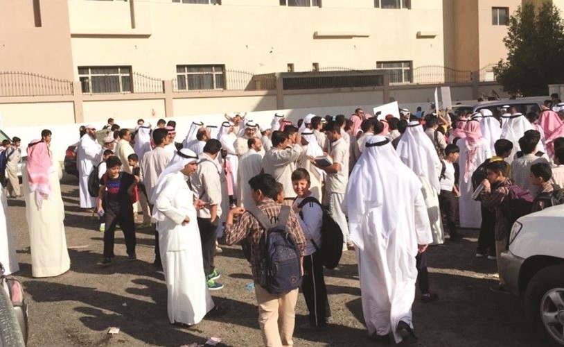 عدد من أولياء الأمور المعتصمين ضد زيادة الرسوم﻿