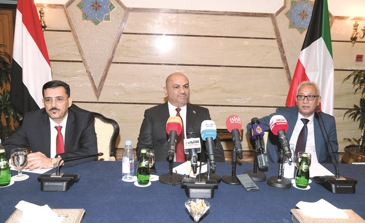 وزير الخارجية اليمني خالد اليماني وسفير بلاده لدى الكويت خلال المؤتمر الصحافي 	 (محمد هاشم) ﻿