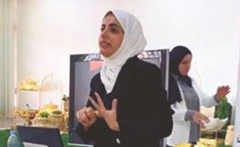 د. مريم العتيبي خلال المحاضرة ﻿