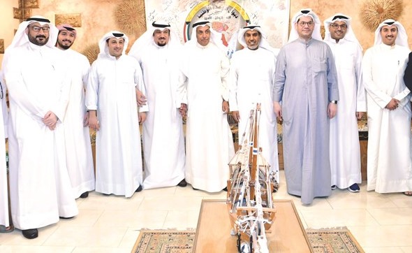الوزير فهد الشعلة والنائب أحمد الفضل وبندر المعطش وعدد من الحضور خلال اللقاء في ديوان الوحدة الوطنية -(قاسم باشا)﻿