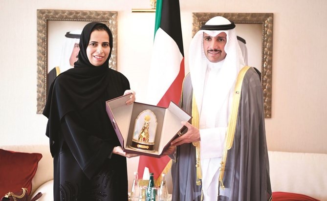 الغانم يتبادل الهدايا التذكارية مع لولوة الخاطر﻿