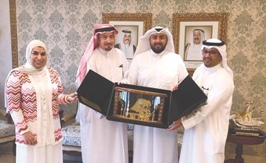 مستشفى الجهراء يقدم لوزير الصحة نسخة من دليل التحاليل المخبرية