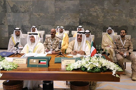 الشيخ د.أحمد الناصر والسفير ناصر المزين خلال الاجتماع 