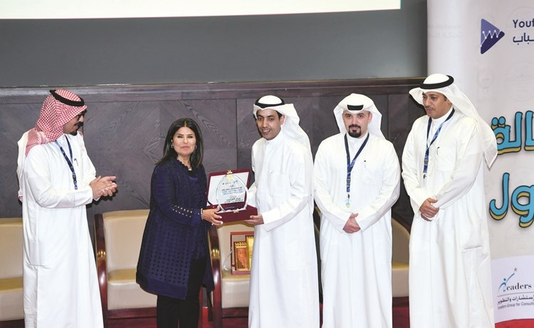 مشعل السبيعي مكرما نبيلة العنجري على هامش الملتقى ﻿