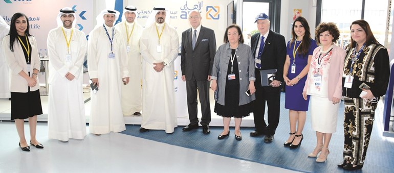 موظفو البنك الأهلي الكويتي مع إدارة الكلية الاسترالية في المعرض الوظيفي﻿