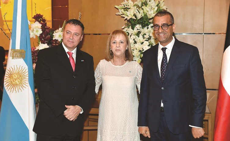 سفير تونس أحمد بن الصغير مهنئا السفيرة الأرجنتينية﻿