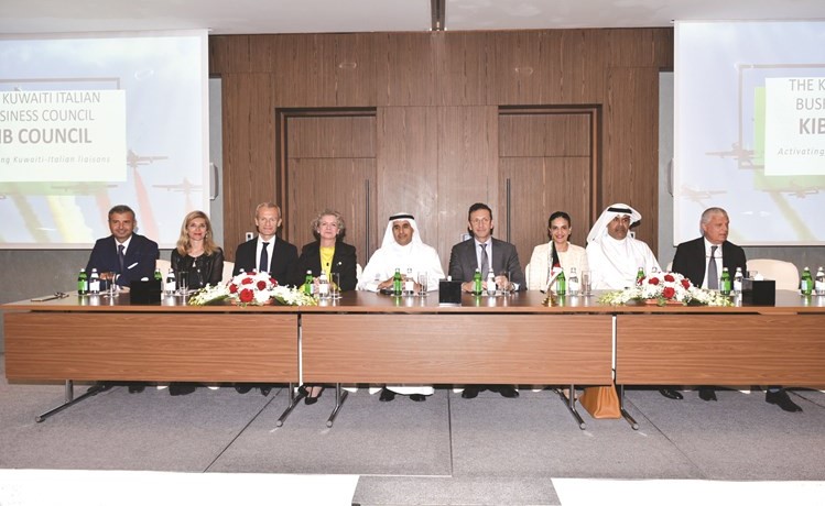 السفير جيوسيبي سكونياميليو وعدد من المشاركين في اجتماع مجلس الأعمال الكويتيالإيطالي (محمد هنداوي)﻿