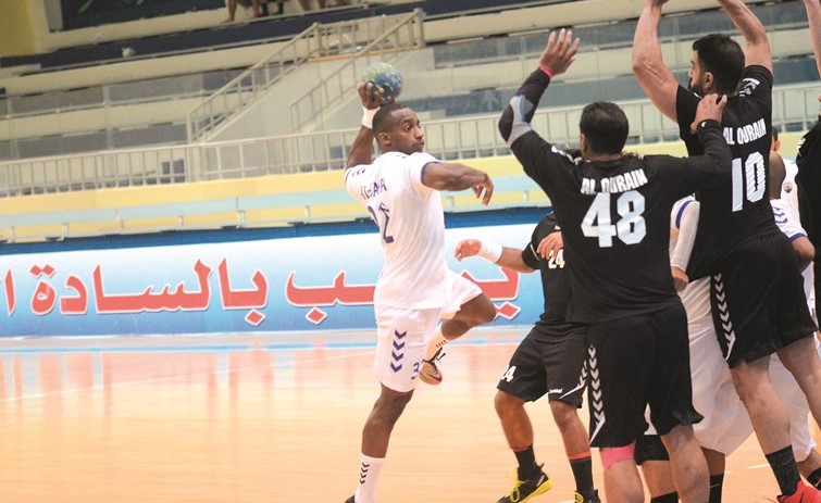 لاعب الجهراء مبارك الحجرف يصوب امام حائط صد القرين﻿