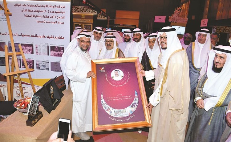 هدية تذكارية الى الشيخ ناصر صباح الاحمد ﻿