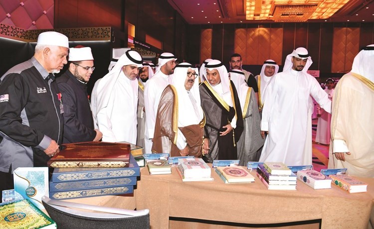 النائب الاول والشعلة خلال جولة على المعرض المصاحب للمؤتمر ﻿