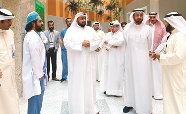 الشيخ د.باسل الصباح ونظيره السعودي د.توفيق الربيعة خلال جولة في مستشفى جابر﻿