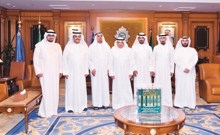 الشيخ خالد الجراح يتلقى الإصدار الأول من القرآن الكريم بطريقة برايل من جمعية المكفوفين ﻿