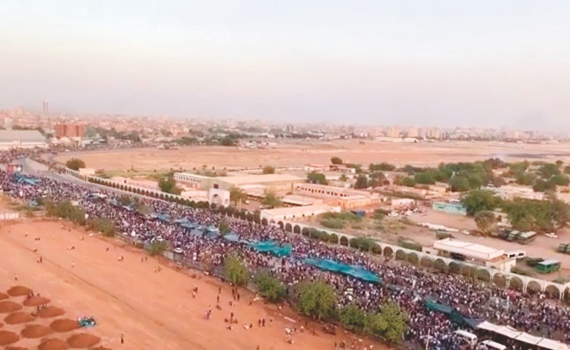 آلاف المحتجين خلال اعتصامهم امام مقر قيادة الجيش في الخرطوم امس -(رويترز) ﻿
