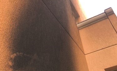الدخان الناتج عن الحريق يبدو واضحا على واجهة المنزل﻿