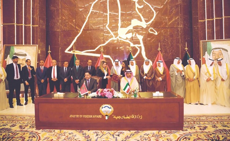 الشيخ صباح الخالد ونظيره المغربي ناصر بوريطة خلال توقيع اتفاقيات التعاون بين البلدين ﻿
