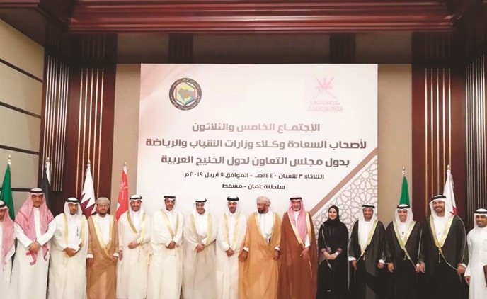 د. صقر الملا إلى جانب وكلاء وزارات الشباب والرياضة في الخليج ﻿